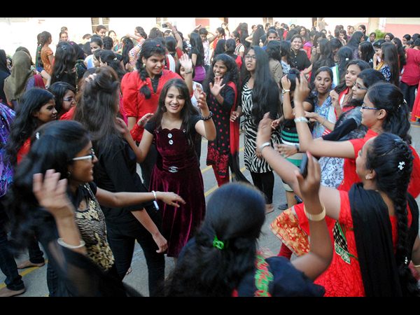 యువతుల కేరింత