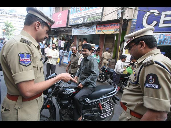 పోలీసుల చెకింగ్