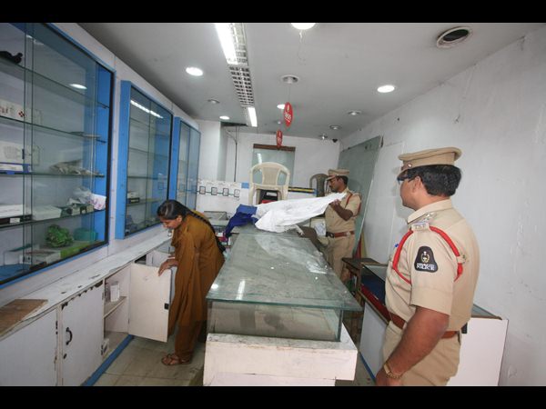 పోలీసుల చెకింగ్