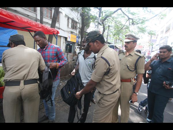 పోలీసుల చెకింగ్