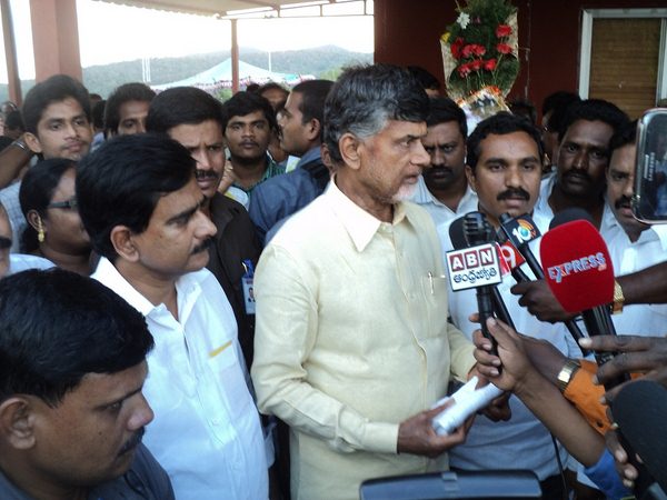గంటన్నర సేపు పోలవరం ప్రాజెక్టు వద్ద గడిపిన బాబు 