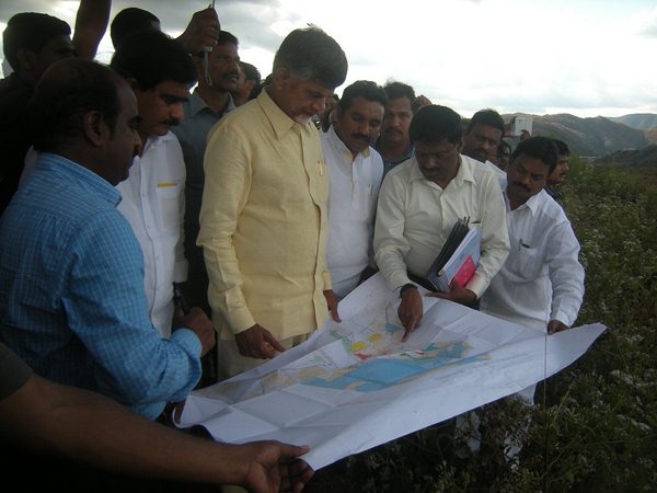  గంటన్నర సేపు పోలవరం ప్రాజెక్టు వద్ద గడిపిన బాబు 