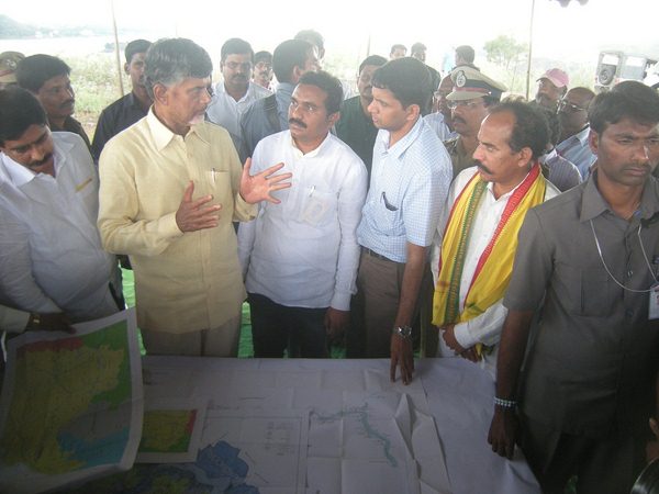 గంటన్నర సేపు పోలవరం ప్రాజెక్టు వద్ద గడిపిన బాబు