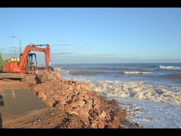 కోతకు గురైన తీరం