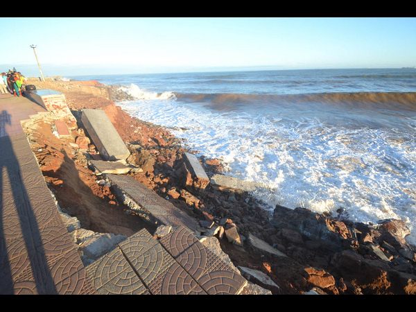 కోతకు గురైన తీరం