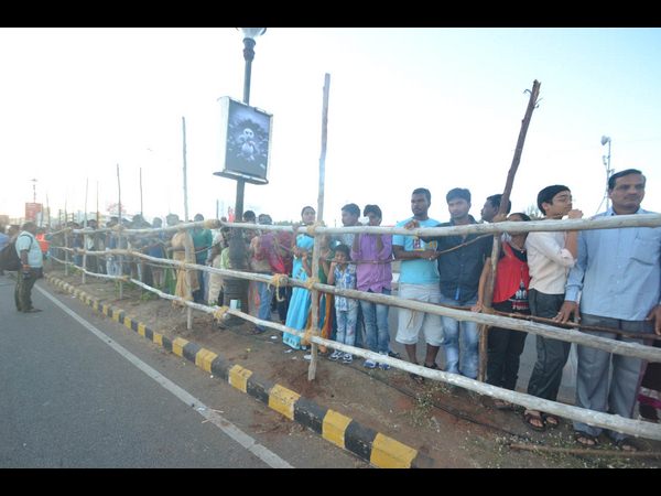 తరలివచ్చిన జనం