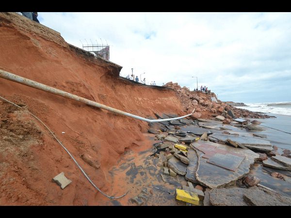 కోతకు గురైన రహదారి