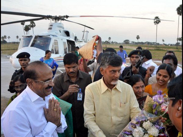  స్మార్ట్ విలేజ్ చాటపర్రులో కేక్ కట్ చేసిన బాబు