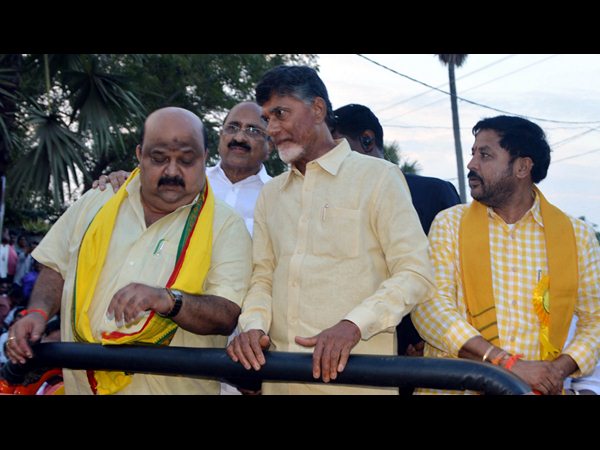 స్మార్ట్ విలేజ్ చాటపర్రులో కేక్ కట్ చేసిన బాబు