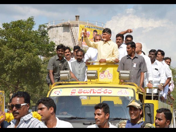  తుళ్లూరులో ఓపెన్ టాప్ జీబులో బాబు 