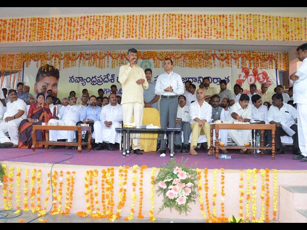  తుళ్లూరులో ఓపెన్ టాప్ జీబులో బాబు