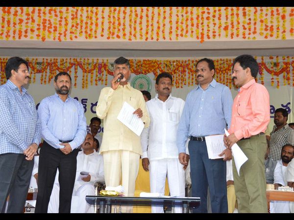  తుళ్లూరులో ఓపెన్ టాప్ జీబులో బాబు