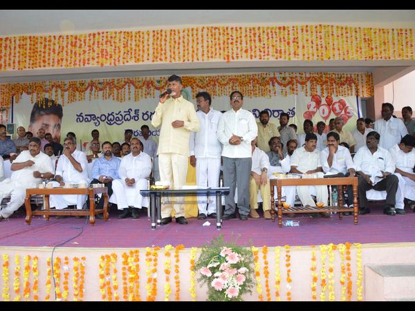  తుళ్లూరులో ఓపెన్ టాప్ జీబులో బాబు