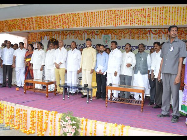  తుళ్లూరులో ఓపెన్ టాప్ జీబులో బాబు 
