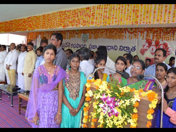తుళ్లూరులో ఓపెన్ టాప్ జీబులో బాబు
