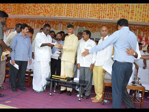  తుళ్లూరులో ఓపెన్ టాప్ జీబులో బాబు