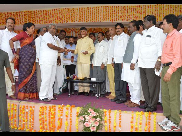  తుళ్లూరులో ఓపెన్ టాప్ జీబులో బాబు
