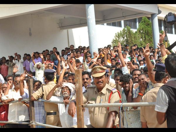 తుళ్లూరులో ఓపెన్ టాప్ జీబులో బాబు