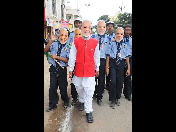 మోడీ మాస్కులతో..