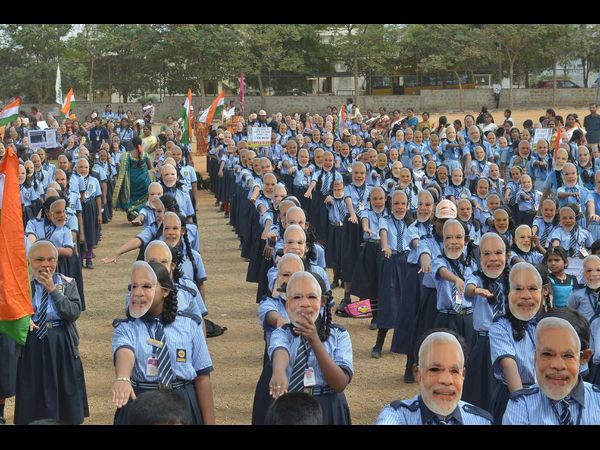 మోడీ మాస్కులతో..
