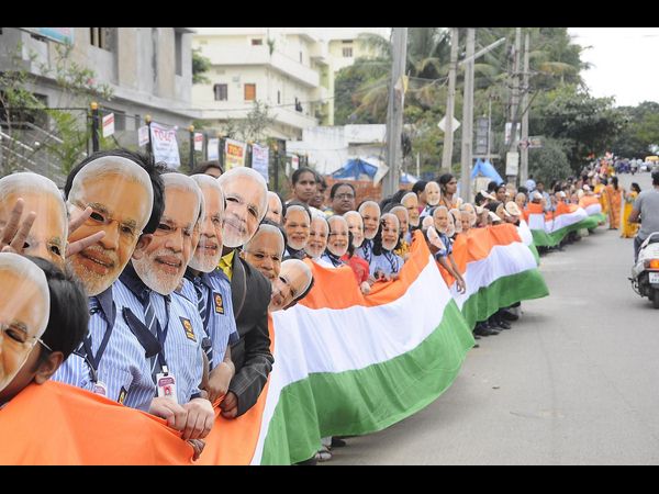 మోడీ మాస్కులు-జాతీయ పతాకం