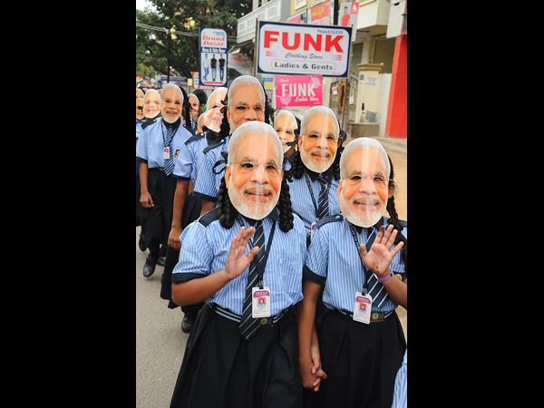 మోడీ మాస్కులతో..