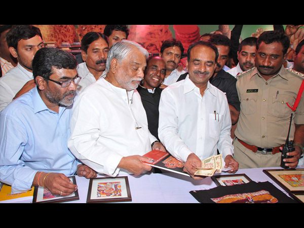 ఉత్పత్తులను కొనుగోలు చేస్తున్న మంత్రి ఈటెల