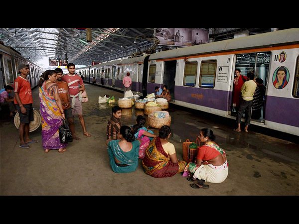  సబ్‌అర్బన్ రైళ్లు ఆలస్యం, విధ్వంసానికి దిగిన ప్రయాణీకులు