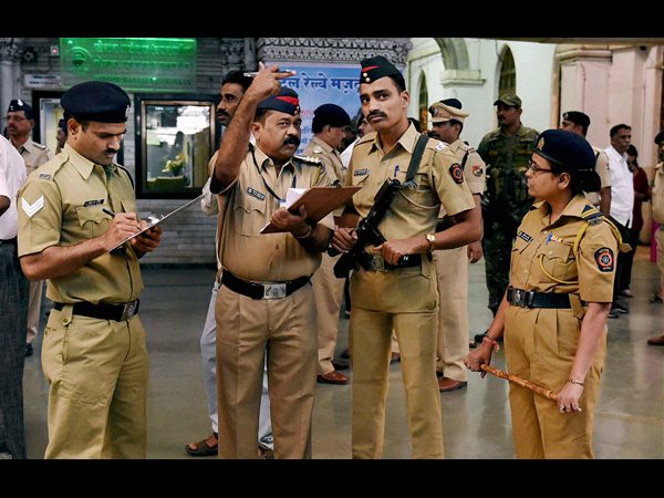 సబ్‌అర్బన్ రైళ్లు ఆలస్యం, విధ్వంసానికి దిగిన ప్రయాణీకులు