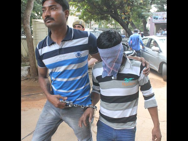 ఇద్దరిని పట్టుకున్నారు..