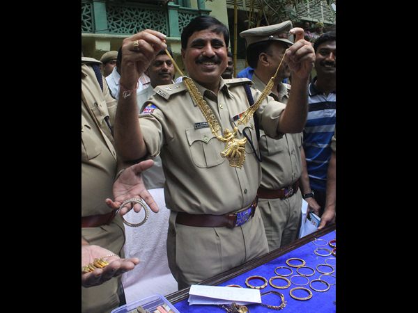 అపార్టమెంటులో దాచి పెట్టారు.