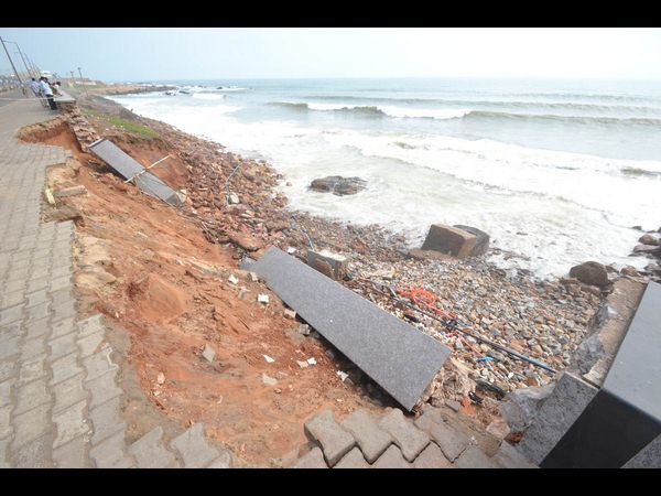 విశాఖ తీరం కోత