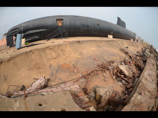 హుధుద్ తుఫాను తాకిడికే..