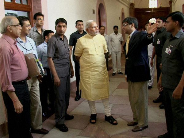 పీఎంఓ అధికారులతో ప్రధాని మోడీ న్యూ ఇయర్ స్పెషల్