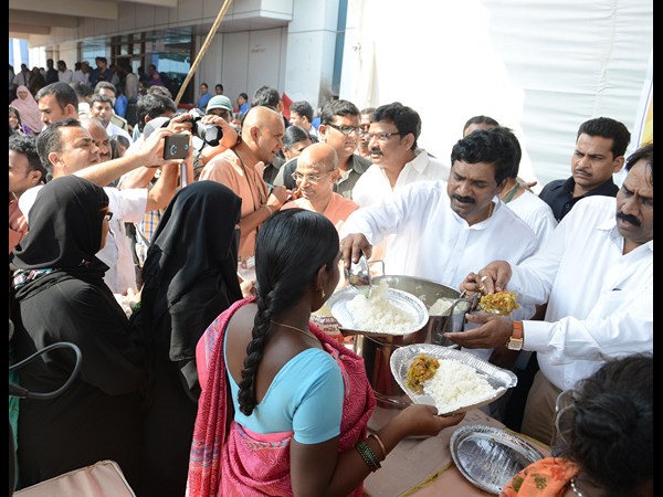 'ఆకలి తీర్చడం అభినందనీయం'