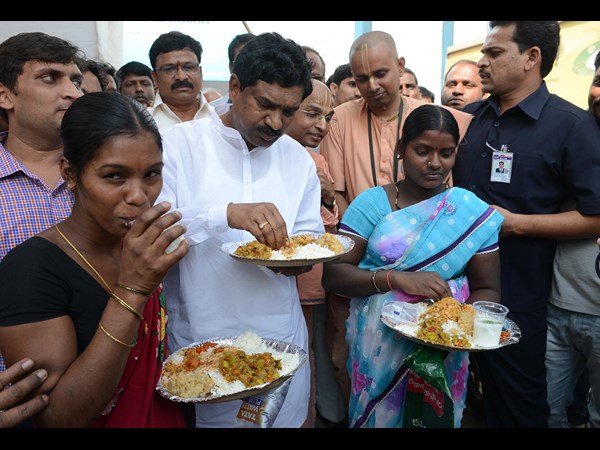'ఆకలి తీర్చడం అభినందనీయం'