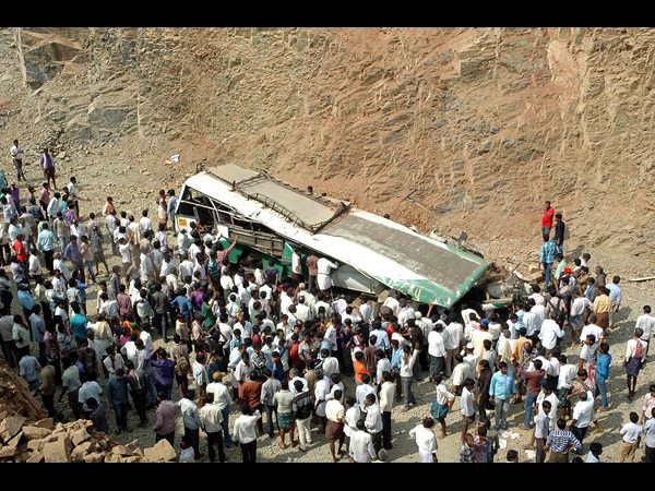 లోయలో పడిన బస్సు