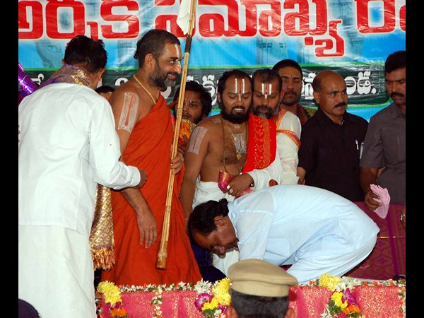 జీయర్ స్వామికి పాదాభివందనం