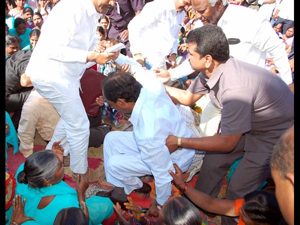 ప్రజల మధ్యలో..