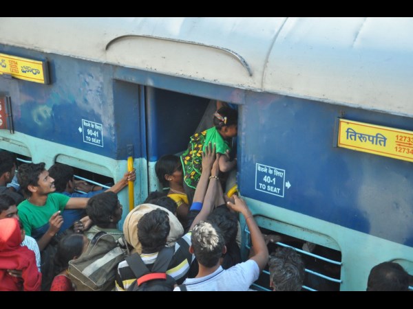 పల్లెబాట పట్టిన నగరవాసులు