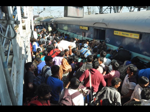 పల్లెబాట పట్టిన నగరవాసులు