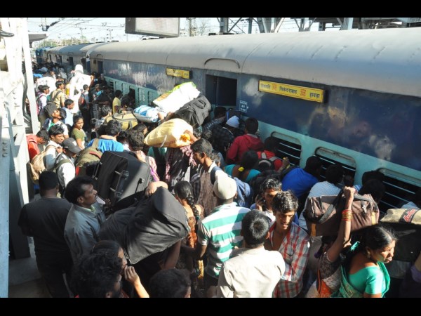 పల్లెబాట పట్టిన నగరవాసులు