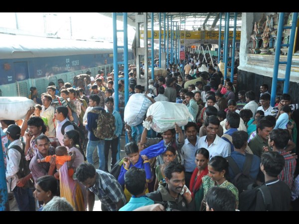 పల్లెబాట పట్టిన నగరవాసులు