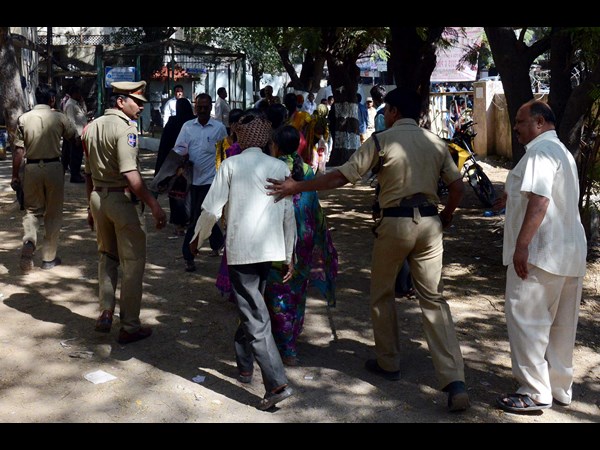 కొత్త కలెక్టర్‌కు తొలిరోజే సమస్యలు స్వాగతం