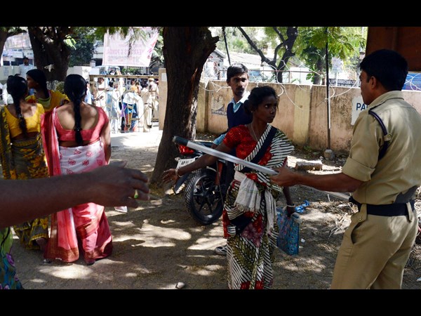కొత్త కలెక్టర్‌కు తొలిరోజే సమస్యలు స్వాగతం