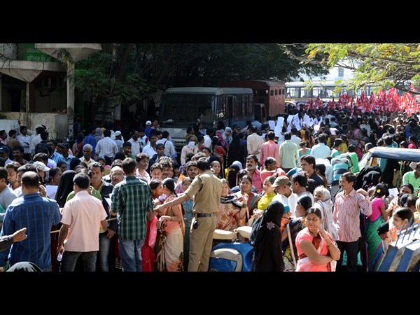కొత్త కలెక్టర్‌కు తొలిరోజే సమస్యలు స్వాగతం
