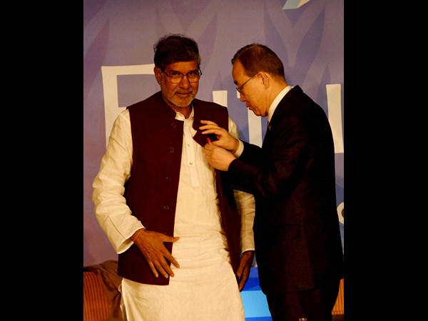 'యంగ్ @70' లోగో ఆవిష్కరణలో పాల్గొన్న సచిన్, సత్యార్ధి 'యంగ్ @70' లోగో ఆవిష్కరణలో పాల్గొన్న సచిన్, సత్యార్ధి