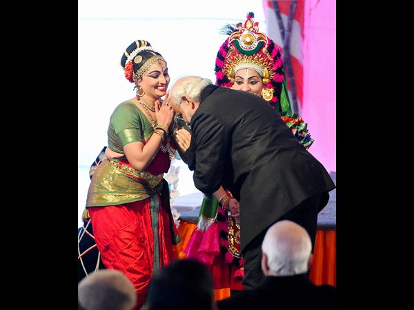 కళాకారిణికి మోడీ వందనం