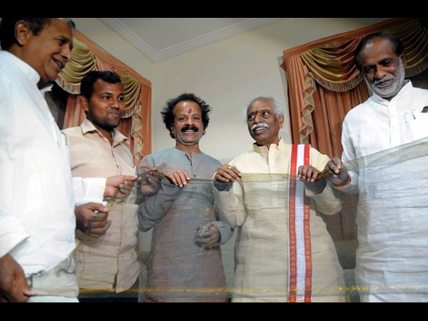  ఒబామాకు శాలువా, మిచెల్లీకి సిల్క్ చీర