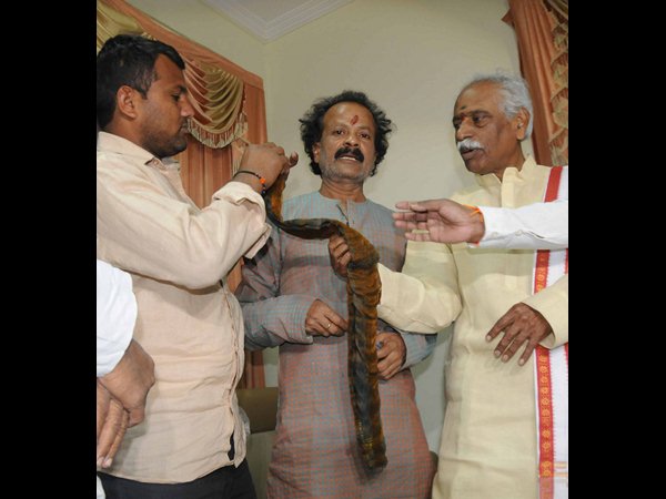  ఒబామాకు శాలువా, మిచెల్లీకి సిల్క్ చీర